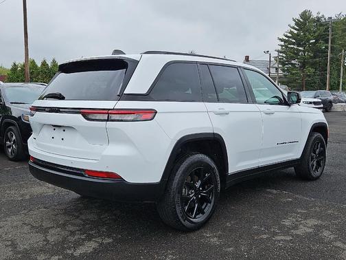 Bright White Clearcoat 2024 Jeep Grand Cherokee Laredo
