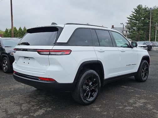 Bright White Clearcoat 2024 Jeep Grand Cherokee Laredo
