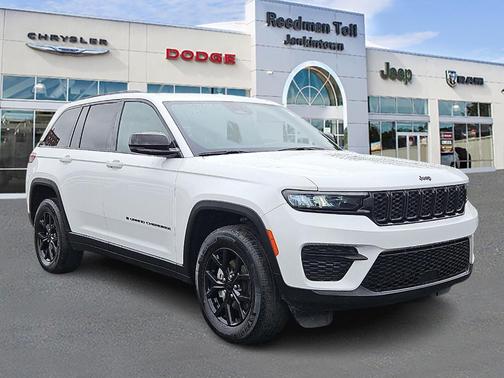 Bright White Clearcoat 2024 Jeep Grand Cherokee Laredo