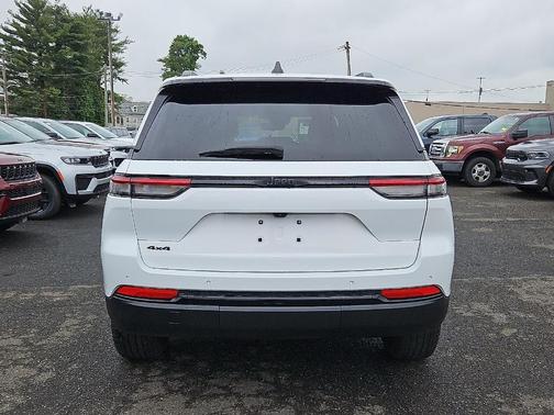 Bright White Clearcoat 2024 Jeep Grand Cherokee Laredo