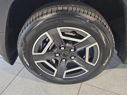 Diamond Black 2026 Jeep Cherokee LAREDO/LIMITED