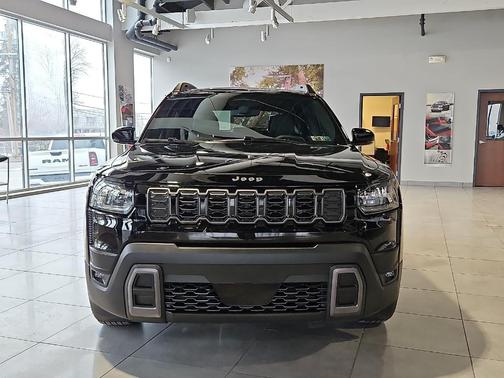 Diamond Black 2026 Jeep Cherokee LAREDO/LIMITED