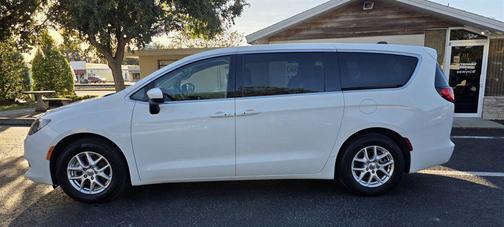2022 Chrysler Voyager LX