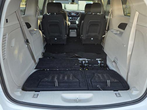 2022 Chrysler Voyager LX