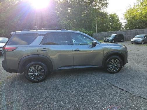 2023 Nissan Pathfinder SV