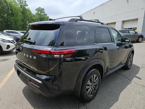 2022 Nissan Pathfinder SV