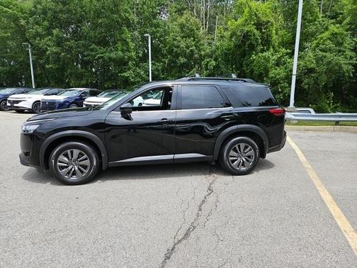 2022 Nissan Pathfinder SV