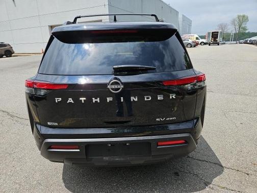 2022 Nissan Pathfinder SV