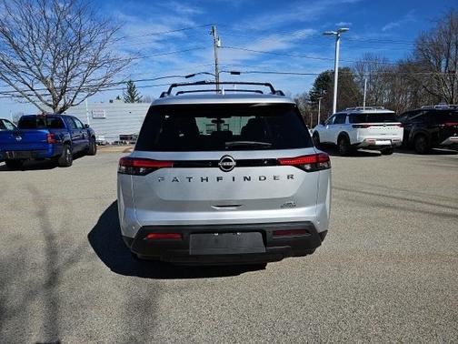 2025 Nissan Pathfinder SV