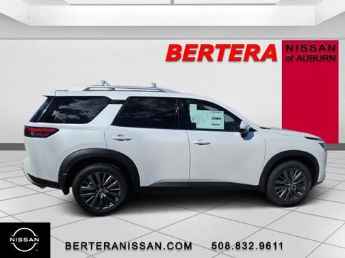 2025 Nissan Pathfinder SL