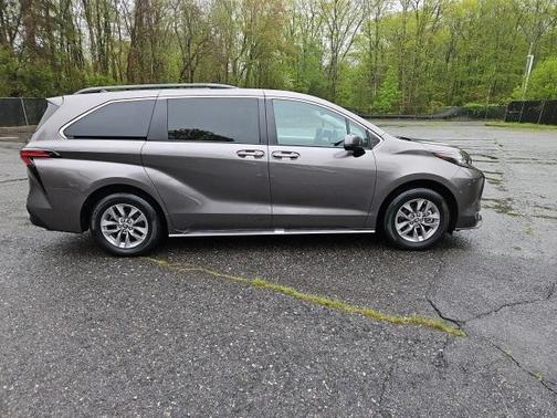 2022 Toyota Sienna XLE