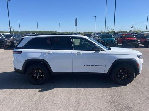 Bright White Clearcoat 2026 Jeep Grand Cherokee Altitude