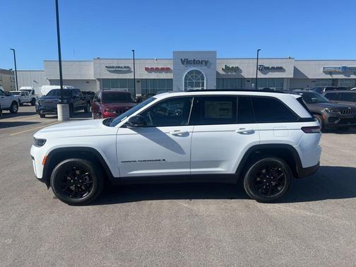Bright White Clearcoat 2026 Jeep Grand Cherokee Altitude