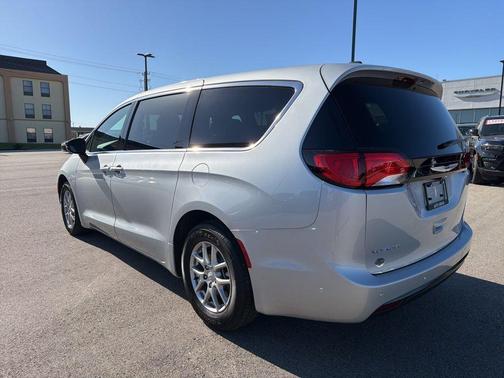 Silver Mist Clearcoat 2026 Chrysler Voyager LX