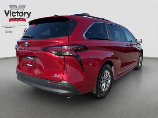 2022 Toyota Sienna XLE 8 Passenger