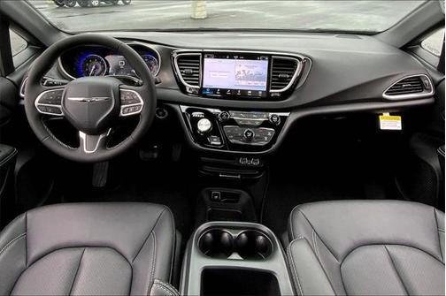 2025 Chrysler Voyager LX
