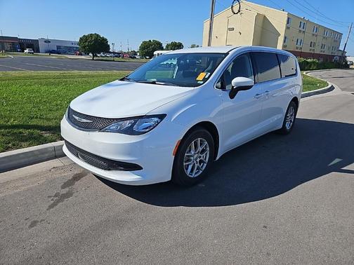 2022 Chrysler Voyager LX