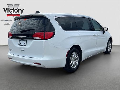 2022 Chrysler Voyager LX