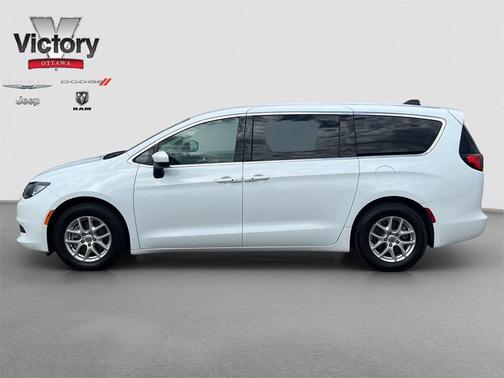 2022 Chrysler Voyager LX