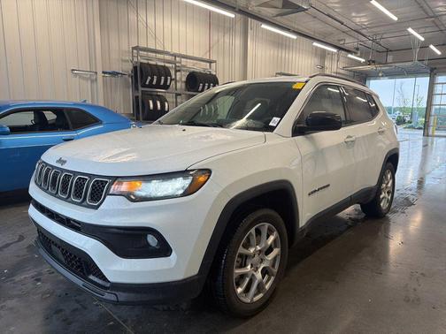 Bright White Clearcoat 2023 Jeep Compass Latitude Lux