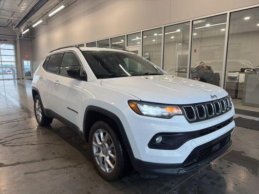 Bright White Clearcoat 2023 Jeep Compass Latitude Lux