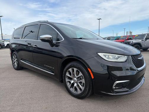 Brilliant Black Crystal Pearlcoat 2023 Chrysler Pacifica L