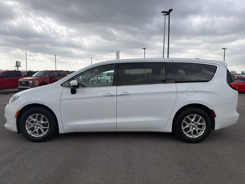 Bright White Clearcoat 2023 Chrysler Voyager LX