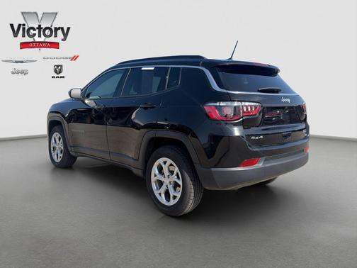 Diamond Black Crystal Pearlcoat 2024 Jeep Compass Latitude