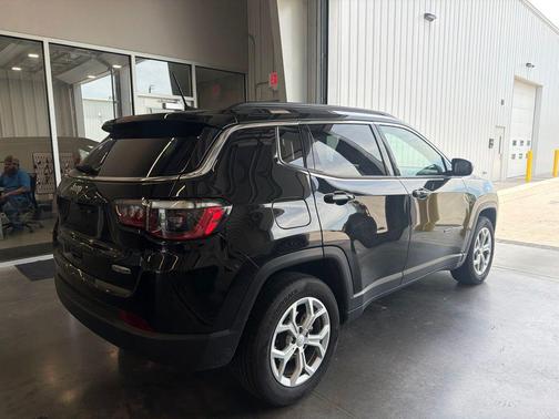 Diamond Black Crystal Pearlcoat 2024 Jeep Compass Latitude