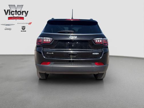 Diamond Black Crystal Pearlcoat 2024 Jeep Compass Latitude