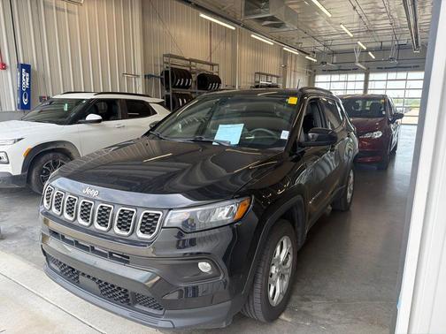 Diamond Black Crystal Pearlcoat 2024 Jeep Compass Latitude