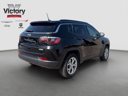 Diamond Black Crystal Pearlcoat 2024 Jeep Compass Latitude