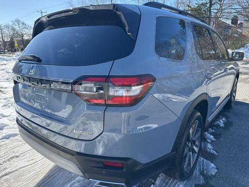 2025 Honda Pilot Touring 8-Passenger