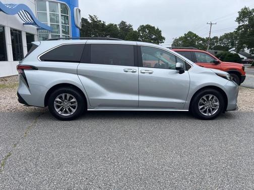 2021 Toyota Sienna XLE 8 Passenger