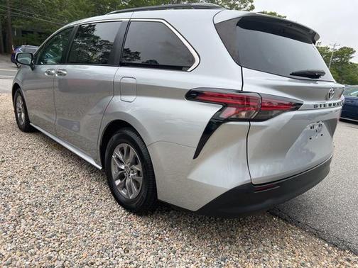 2021 Toyota Sienna XLE 8 Passenger