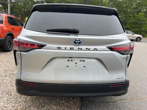 2021 Toyota Sienna XLE 8 Passenger