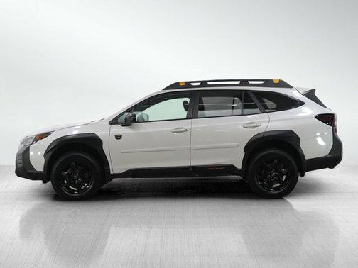 Crystal White Pearl 2022 Subaru Outback Wilderness