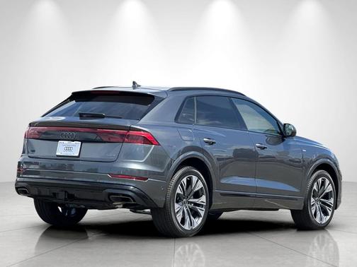 Daytona Gray Pearl Effect 2026 Audi Q8 55 Premium Plus