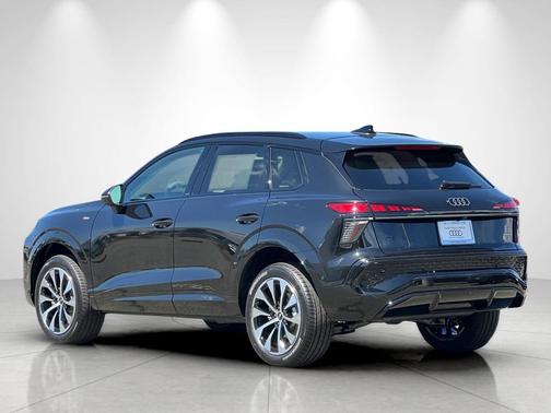 Mythos Black Metallic 2026 Audi Q3 TFSI quattro S tronic