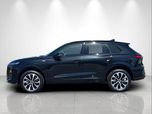 Mythos Black Metallic 2026 Audi Q3 TFSI quattro S tronic