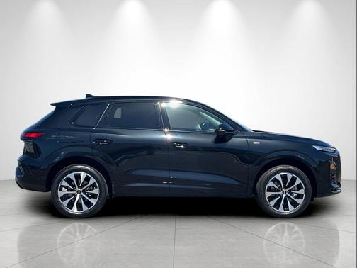 Mythos Black Metallic 2026 Audi Q3 TFSI quattro S tronic
