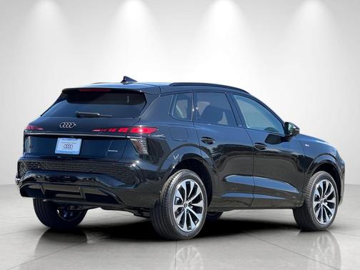 Mythos Black Metallic 2026 Audi Q3 TFSI quattro S tronic