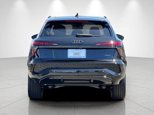 Mythos Black Metallic 2026 Audi Q3 TFSI quattro S tronic