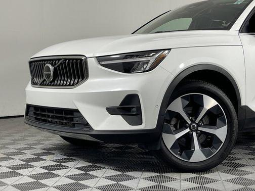 2024 Volvo XC40 B5 Plus Bright Theme