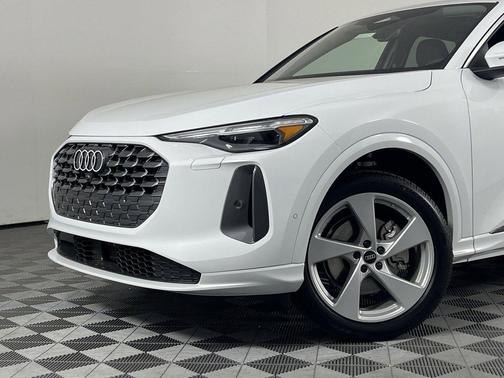 Glacier White Metallic 2025 Audi Q5 Premium Plus TFSI quattro S tronic