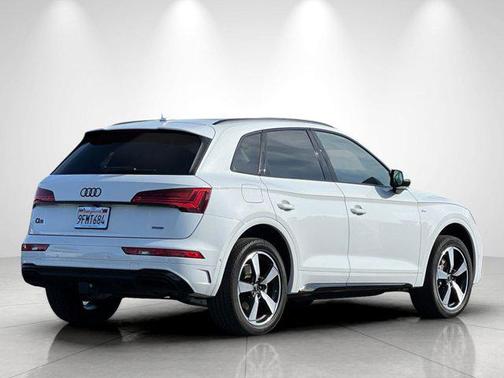 Glacier White Metallic 2023 Audi Q5 45 S line Prestige