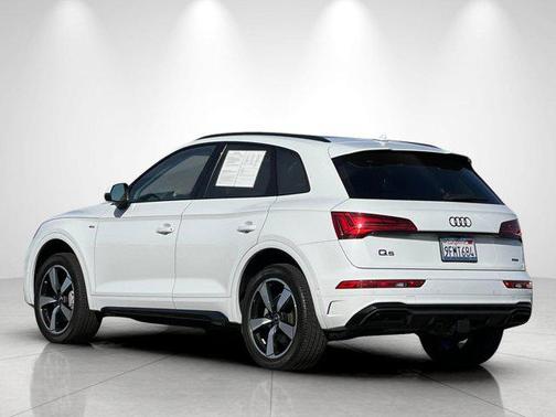 Glacier White Metallic 2023 Audi Q5 45 S line Prestige