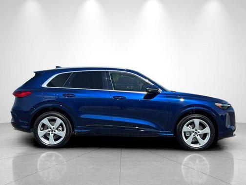 Navarra Blue Metallic 2026 Audi Q5 Prestige TFSI quattro S tronic