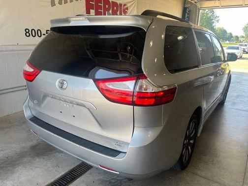 2019 Toyota Sienna LE