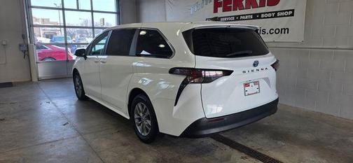 2024 Toyota Sienna LE